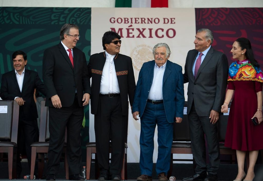 Los presidenciables Marcelo Ebrard, Adán Augusto y Claudia Sheinbaum, saludan a los invitados especiales de AMLO, los expresidentes de Uruguay, José Mujica, y de Bolivia, Evo Morales. (Cortesía: Gobierno de México) Los presidenciables Marcelo Ebrard, Adán Augusto y Claudia Sheinbaum, saludan a los invitados especiales de AMLO, los expresidentes de Uruguay, José Mujica, y de Bolivia, Evo Morales. (Cortesía: Gobierno de México)