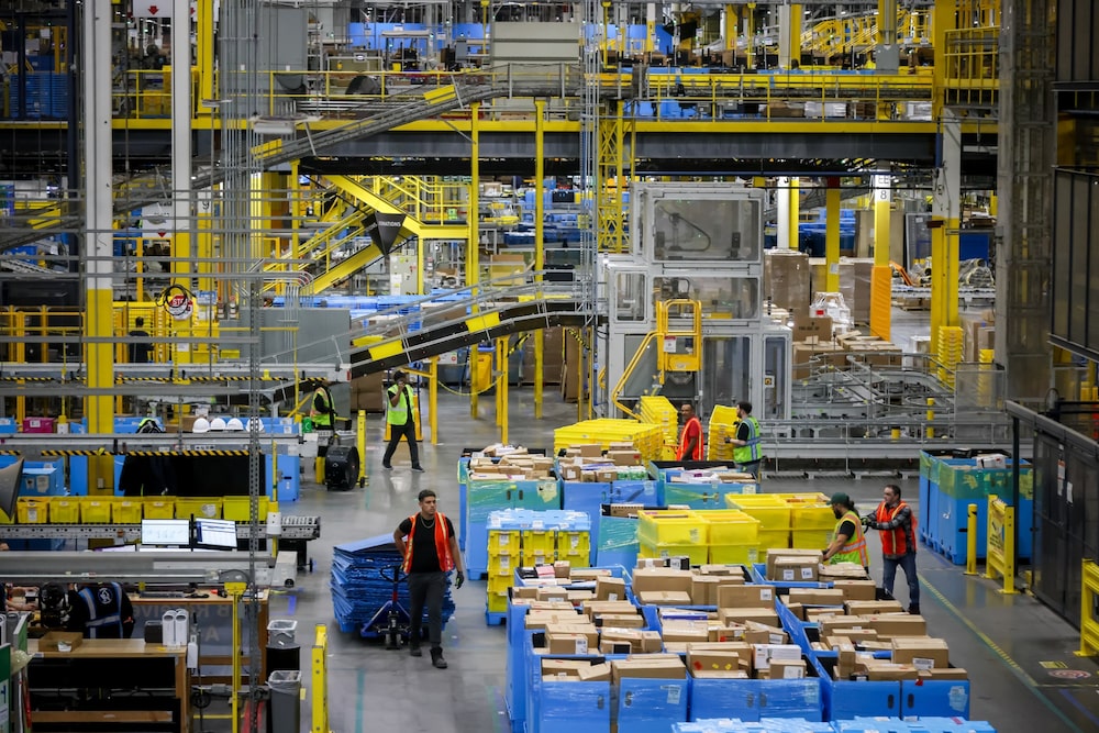 Trabajadores operan en un centro logístico de Amazon. La empresa afirmó que cuenta con equipos y sistemas especializados para prevenir el fraude, incluido el cometido por empleados. Trabajadores operan en un centro logístico de Amazon. La empresa afirmó que cuenta con equipos y sistemas especializados para prevenir el fraude, incluido el cometido por empleados.