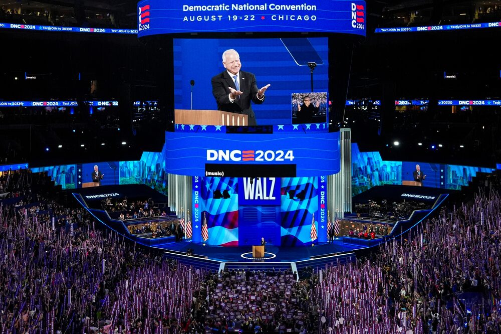 Tim Walz, gobernador de Minnesota y candidato demócrata a la vicepresidencia, habla durante la Convención Nacional Demócrata en el United Center de Chicago, Illinois, EE.UU., el miércoles 21 de agosto de 2024. Tim Walz, gobernador de Minnesota y candidato demócrata a la vicepresidencia, habla durante la Convención Nacional Demócrata en el United Center de Chicago, Illinois, EE.UU., el miércoles 21 de agosto de 2024.