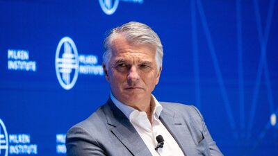 Ele conduziu o negócio do ano. Agora é o CEO de banco mais bem pago da Europa Ele conduziu o negócio do ano. Agora é o CEO de banco mais bem pago da Europa