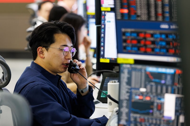 Los operadores de divisas trabajan en la sala de operaciones del Hana Bank en Seúl. Los operadores de divisas trabajan en la sala de operaciones del Hana Bank en Seúl.