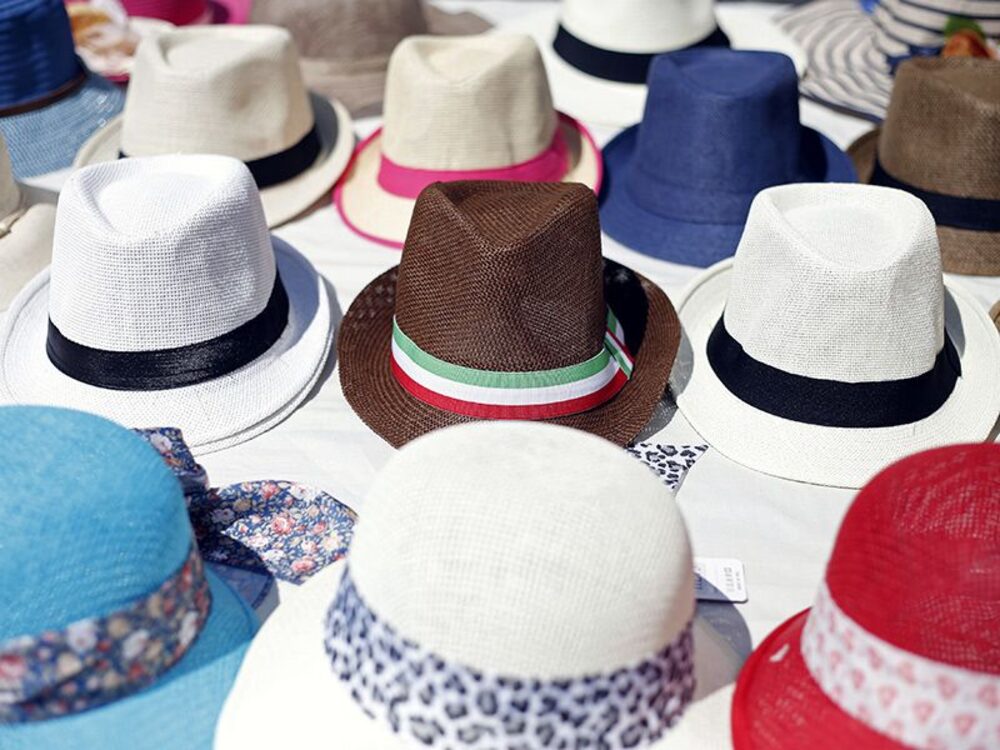 Un suvenir que sirve también de protector solar. Fotógrafo: Alessia Pierdomenico/Bloomberg
Un suvenir que sirve también de protector solar. Fotógrafo: Alessia Pierdomenico/Bloomberg