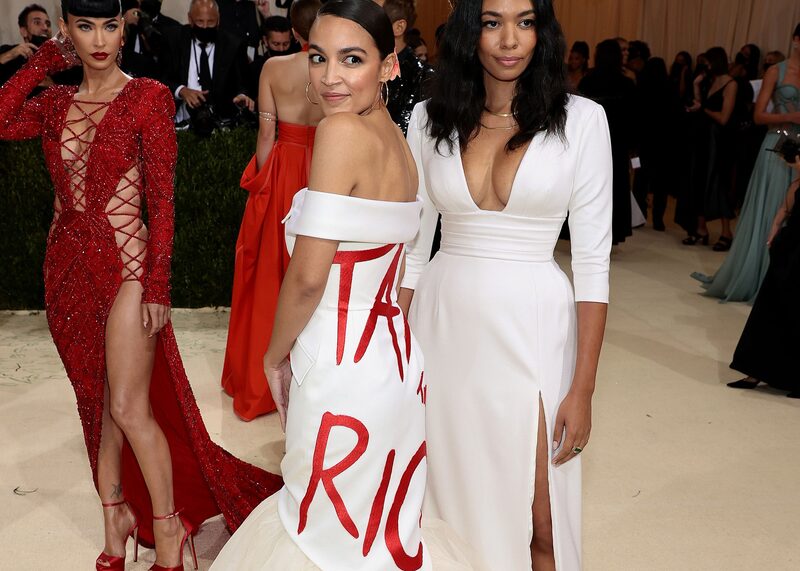 Parlamentar democrata usou o MetGala para pedir a taxação dos mais ricos Parlamentar democrata usou o MetGala para pedir a taxação dos mais ricos