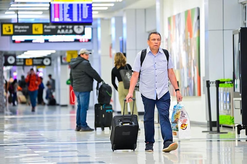 Un pasajero lleva una bolsa de Pollo Campero en el aeropuerto de San Salvador. Un pasajero lleva una bolsa de Pollo Campero en el aeropuerto de San Salvador.