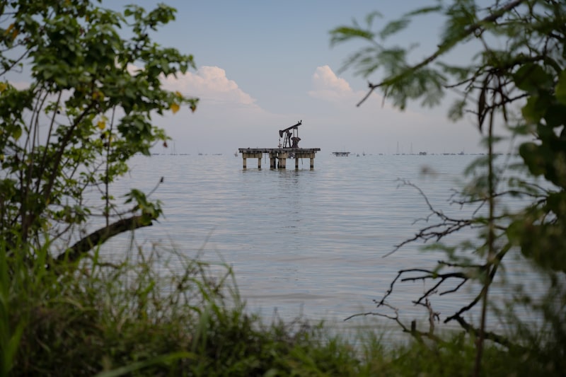 Una plataforma petrolífera en el lago Maracaibo, en Cabimas, estado de Zulia, Venezuela. Fotógrafo: Gaby Oraa/Bloomberg Una plataforma petrolífera en el lago Maracaibo, en Cabimas, estado de Zulia, Venezuela. Fotógrafo: Gaby Oraa/Bloomberg