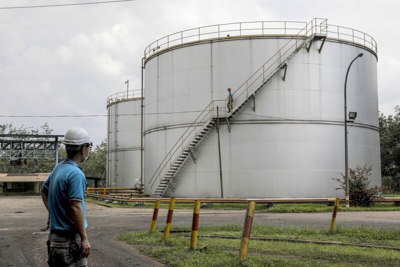 Un trabajador en la finca de aceite de palma de IOI Corp. Gomali en Gemas, Johor, Malasia, el miércoles 10 de junio de 2020. Las reservas de aceite de palma en Malasia registraron una sorprendente caída a finales de mayo, ya que la producción en el segundo mayor productor mundial se redujo por primera vez en cuatro meses. Fotógrafo: Joshua Paul/Bloomberg Un trabajador en la finca de aceite de palma de IOI Corp. Gomali en Gemas, Johor, Malasia, el miércoles 10 de junio de 2020. Las reservas de aceite de palma en Malasia registraron una sorprendente caída a finales de mayo, ya que la producción en el segundo mayor productor mundial se redujo por primera vez en cuatro meses. Fotógrafo: Joshua Paul/Bloomberg