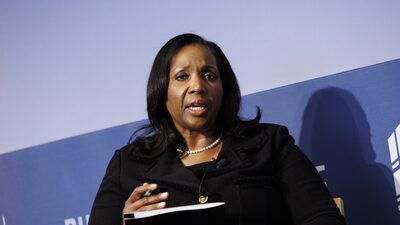 Trump eleva pressão sobre Lisa Cook e ameaça diretora do Fed de demissão Trump eleva pressão sobre Lisa Cook e ameaça diretora do Fed de demissão