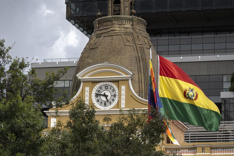 El Congreso Nacional, conocido oficialmente como Asamblea Legislativa Plurinacional, luce en su fachada el antiguo reloj en sentido contrario a las agujas del reloj, en La Paz, Bolivia. El Congreso Nacional, conocido oficialmente como Asamblea Legislativa Plurinacional, luce en su fachada el antiguo reloj en sentido contrario a las agujas del reloj, en La Paz, Bolivia.