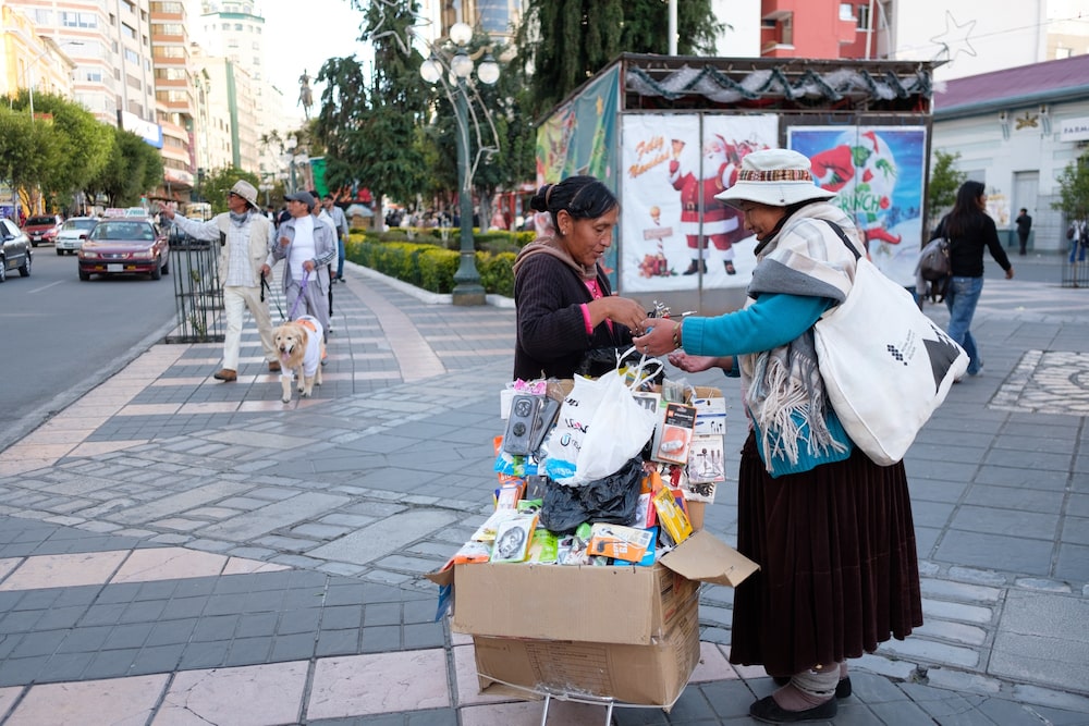 Paola Quispe vende productos desde un carrito en las calles de La Paz el 19 de diciembre. Fotógrafo: Manuel Seoane/Bloomberg Paola Quispe vende productos desde un carrito en las calles de La Paz el 19 de diciembre. Fotógrafo: Manuel Seoane/Bloomberg