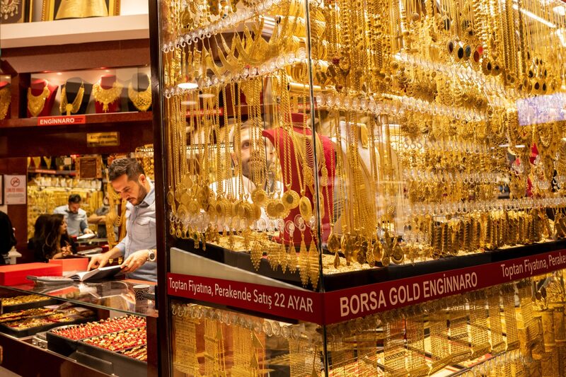Peças em ouro são exibidas em vitrine de joalheria no Grande Bazar, em Istambul, na Turquia; com a alta dos juros e queda da cotação do metal, Oriente aumenta importações de ouro Peças em ouro são exibidas em vitrine de joalheria no Grande Bazar, em Istambul, na Turquia; com a alta dos juros e queda da cotação do metal, Oriente aumenta importações de ouro