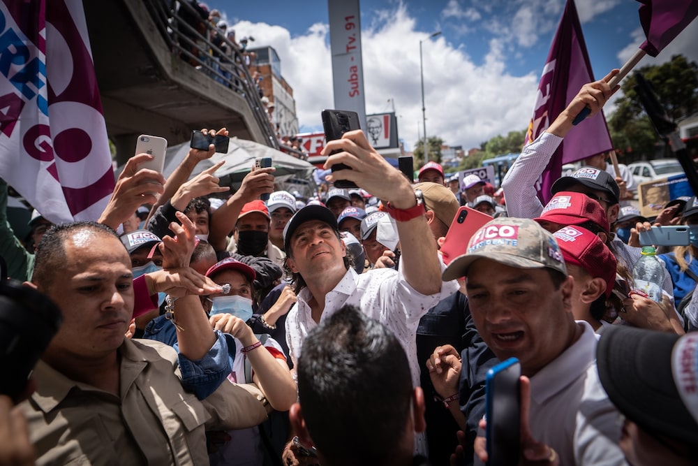Federico Gutiérrez se toma una fotografía con simpatizantes durante un mitin de campaña en Bogotá el 3 de mayo.Fotógrafo: Nathalia Angarita/Bloomberg Federico Gutiérrez se toma una fotografía con simpatizantes durante un mitin de campaña en Bogotá el 3 de mayo.Fotógrafo: Nathalia Angarita/Bloomberg