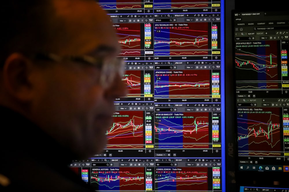 Traders At The New York Stock Exchange As Stocks Stage Comeback At The End Of A Jittery Week Traders At The New York Stock Exchange As Stocks Stage Comeback At The End Of A Jittery Week
