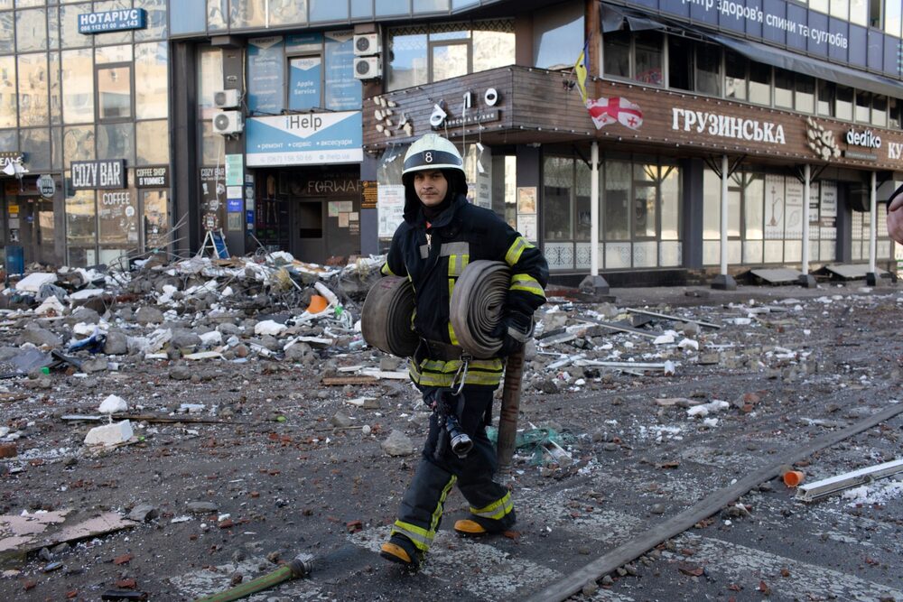 Bombeiros atendem prédio residencial danificado após ataques de mísseis russos em Kiev Bombeiros atendem prédio residencial danificado após ataques de mísseis russos em Kiev