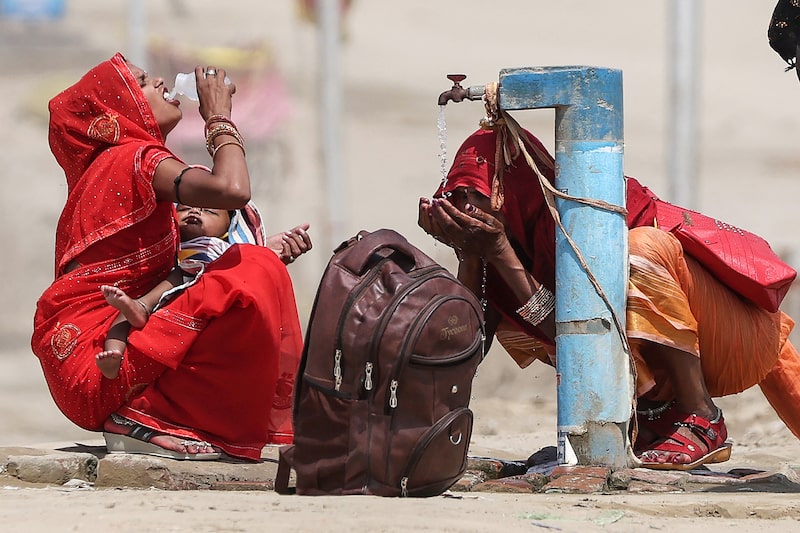 La gente calma su sed durante la ola de calor en Prayagraj, India. La gente calma su sed durante la ola de calor en Prayagraj, India.