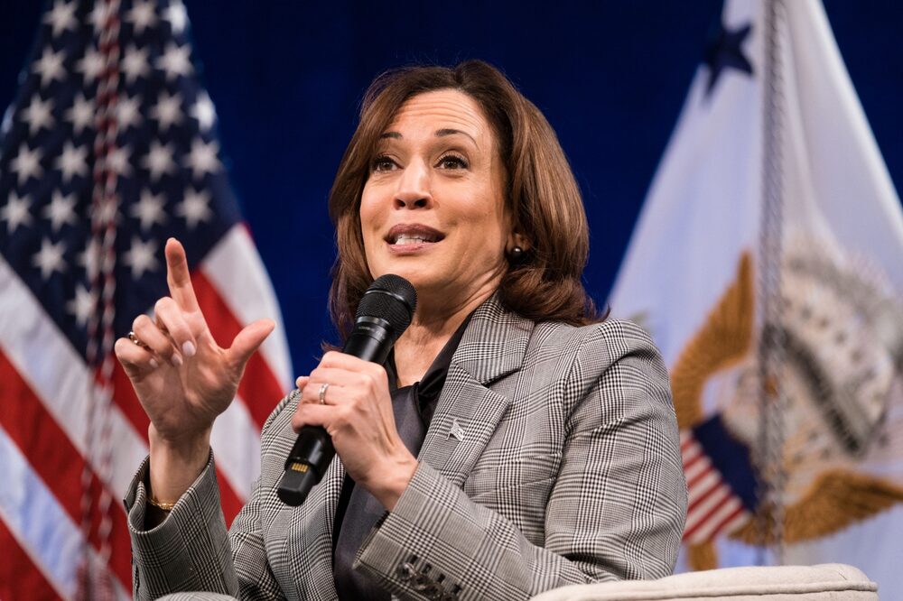 Analistas ven en Kamala Harris como posible reemplazo si Biden dimite de su nueva candidatura a la presidencia de los Estados Unidos. Analistas ven en Kamala Harris como posible reemplazo si Biden dimite de su nueva candidatura a la presidencia de los Estados Unidos.