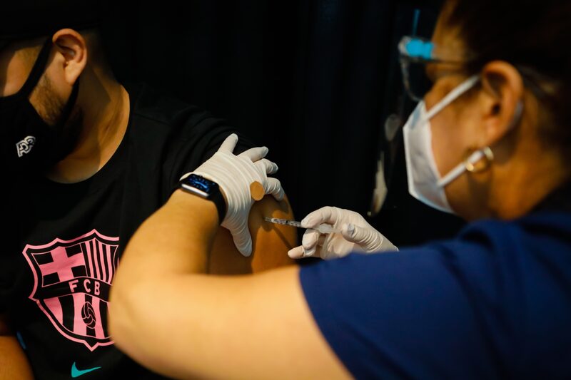 La FDA aprobaría las vacunas de las farmacéuticas Pfizer y Moderna, reportó Bloomberg con base en un reporte de NBC News. La FDA aprobaría las vacunas de las farmacéuticas Pfizer y Moderna, reportó Bloomberg con base en un reporte de NBC News.