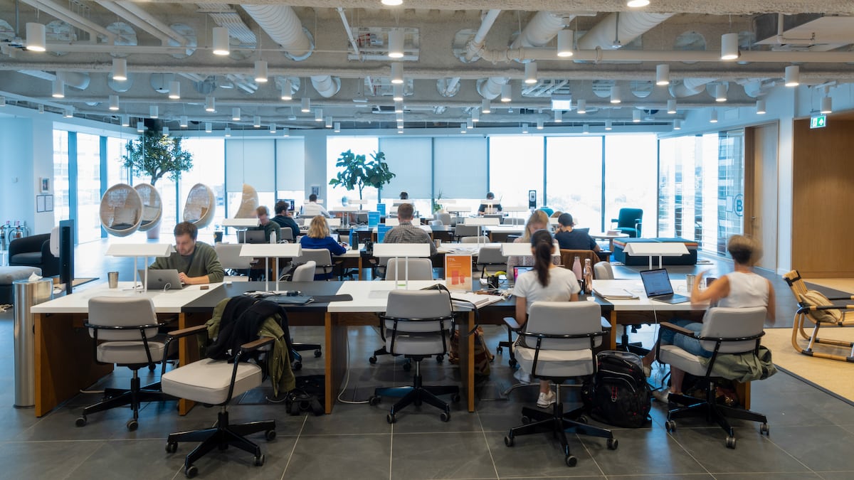 O estudo revelou que apenas 36,88% dos entrevistados trabalham em um modelo 100% presencial, enquanto 38,43% adotam o híbrido. (Foto: Jason Alden/Bloomberg)