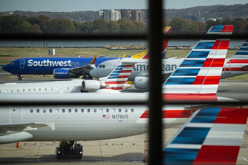 Aviones de Southwest Airlines y American Airlines en la pista del Aeropuerto Nacional Ronald Reagan de Washington (DCA) en Arlington, Virginia, EE. UU., el viernes 7 de noviembre de 2025. Aviones de Southwest Airlines y American Airlines en la pista del Aeropuerto Nacional Ronald Reagan de Washington (DCA) en Arlington, Virginia, EE. UU., el viernes 7 de noviembre de 2025.