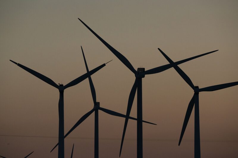 Somente a EDP Renováveis de Portugal pretende contratar 1.300 funcionários nos próximos dois anos. Crédito: Bing Guan/Bloomberg Somente a EDP Renováveis de Portugal pretende contratar 1.300 funcionários nos próximos dois anos. Crédito: Bing Guan/Bloomberg