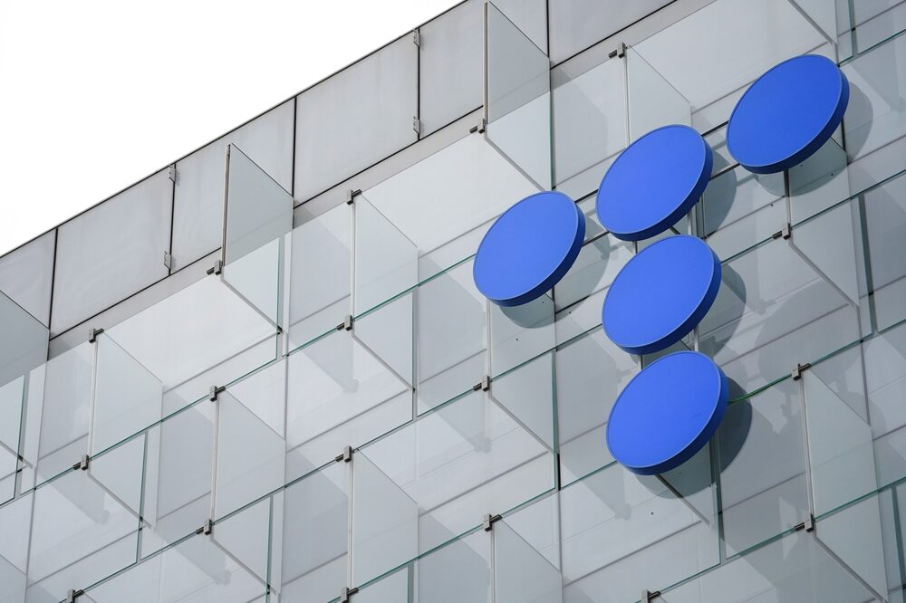 Las acciones de Telefónica cayeron tras el anuncio de un nuevo ERE que afectaría a 6.000 empleados. La acción acumula una pérdida cercana al 20% desde sus últimos resultados. Las acciones de Telefónica cayeron tras el anuncio de un nuevo ERE que afectaría a 6.000 empleados. La acción acumula una pérdida cercana al 20% desde sus últimos resultados.