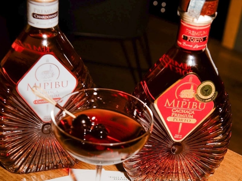 Drink chamado Porto Seguro, com cachaça em carvalho francês da Mipibu, porto Tawny, vermute rosso e licor de cacau, criado pelo Manual da Coquetelaria ( (Foto: Reprodução/Instagram) Drink chamado Porto Seguro, com cachaça em carvalho francês da Mipibu, porto Tawny, vermute rosso e licor de cacau, criado pelo Manual da Coquetelaria ( (Foto: Reprodução/Instagram)