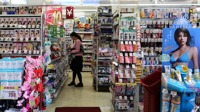 Família japonesa luta para manter o controle de rede de farmácias de 157 anos Família japonesa luta para manter o controle de rede de farmácias de 157 anos