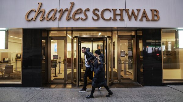 El imperio de US$7 billones de Charles Schwab está empezando a mostrar grietas El imperio de US$7 billones de Charles Schwab está empezando a mostrar grietas