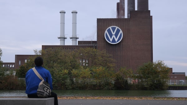 Volks e sindicato chegam a acordo para reduzir produção e salvar fábricas alemãs Volks e sindicato chegam a acordo para reduzir produção e salvar fábricas alemãs