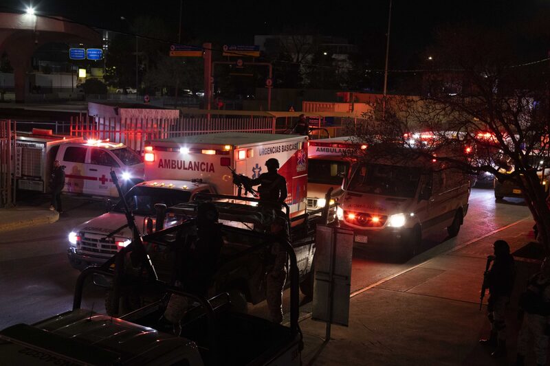 Ambulancias y miembros del Ejército mexicano frente al Instituto Nacional de Migración (INM) tras un incendio en Ciudad Juárez, México, el lunes 27 de marzo de 2023. Ambulancias y miembros del Ejército mexicano frente al Instituto Nacional de Migración (INM) tras un incendio en Ciudad Juárez, México, el lunes 27 de marzo de 2023.