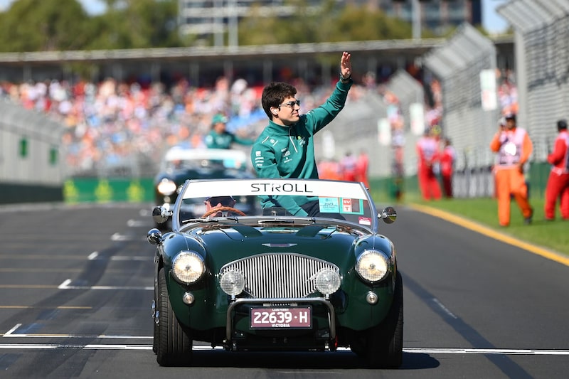 Lance Stroll, piloto da equipe Aston Martin da Fórmula 1, desfila em um carro de passeio da marca britânica antes do GP da Austrália no começo do ano (Foto: Quinn Rooney/Getty Images AsiaPac) Lance Stroll, piloto da equipe Aston Martin da Fórmula 1, desfila em um carro de passeio da marca britânica antes do GP da Austrália no começo do ano (Foto: Quinn Rooney/Getty Images AsiaPac)