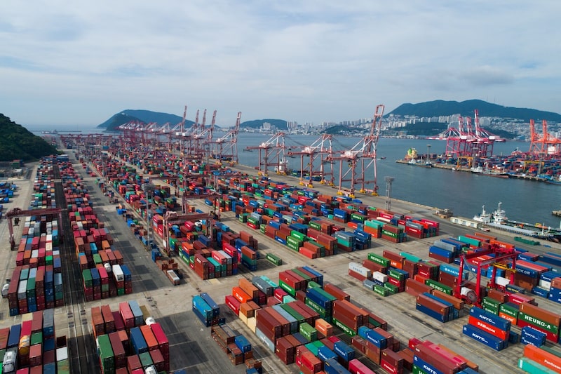 Contenedores de transporte en la terminal portuaria de Busan, en Busan, Corea del Sur. Contenedores de transporte en la terminal portuaria de Busan, en Busan, Corea del Sur.