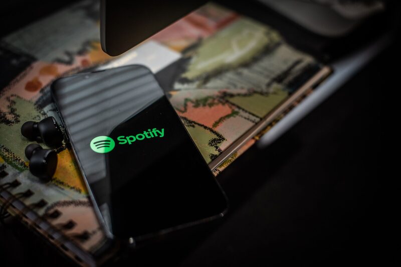 El logotipo de Spotify en un teléfono inteligente. El logotipo de Spotify en un teléfono inteligente.
