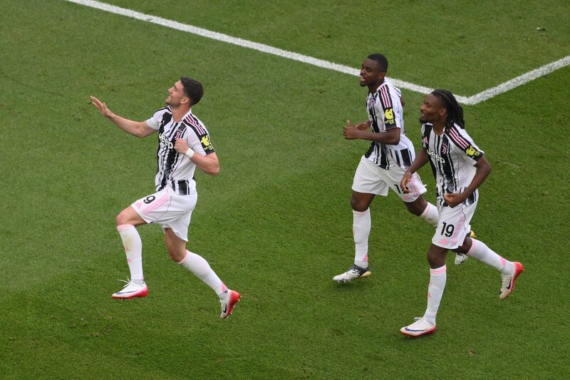 A Juventus tem sido administrada pela família italiana Agnelli quase que continuamente desde 1923. A Juventus tem sido administrada pela família italiana Agnelli quase que continuamente desde 1923.