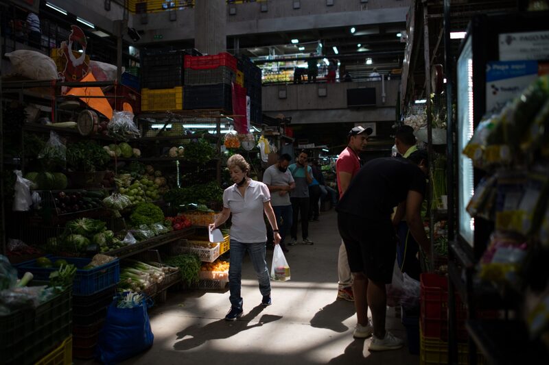 Compradores caminan por el Mercado Municipal de Chacao en Caracas, Venezuela. Compradores caminan por el Mercado Municipal de Chacao en Caracas, Venezuela.