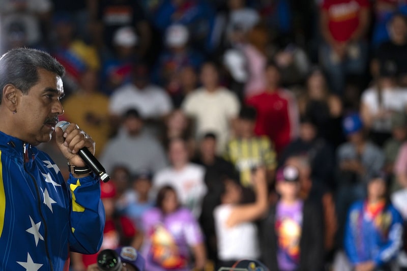 Las potencias extranjeras se están alineando a uno y otro lado, con Rusia y China apoyando a Maduro, mientras que Brasil, Colombia y Chile exigen un recuento exhaustivo de la votación. Las potencias extranjeras se están alineando a uno y otro lado, con Rusia y China apoyando a Maduro, mientras que Brasil, Colombia y Chile exigen un recuento exhaustivo de la votación.