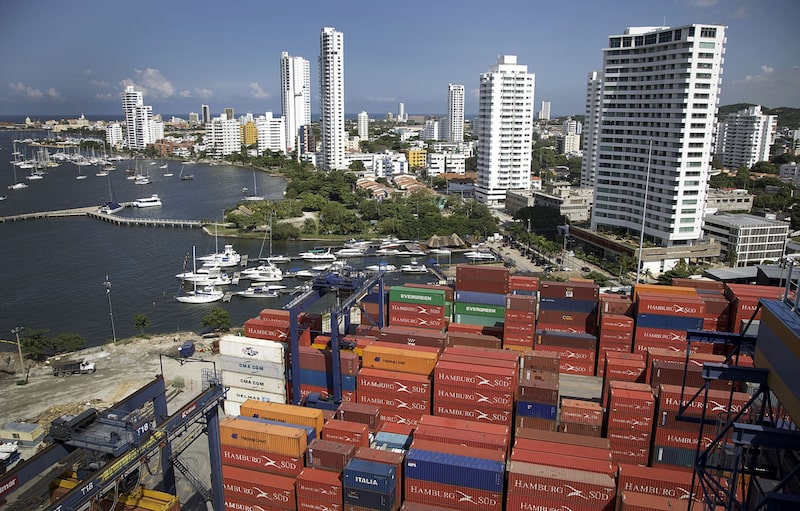 Los contenedores de envío se apilan en el puerto de Cartagena en Cartagena, Colombia. Los contenedores de envío se apilan en el puerto de Cartagena en Cartagena, Colombia.