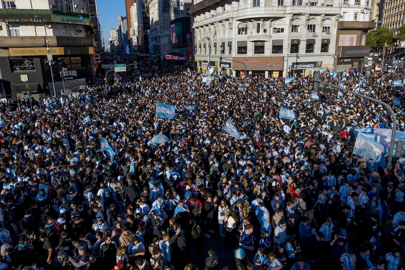 Torcedores da Argentina comemoram a vitória sobre o Egito na Copa do Mundo da FIFA de 2026. Torcedores da Argentina comemoram a vitória sobre o Egito na Copa do Mundo da FIFA de 2026.