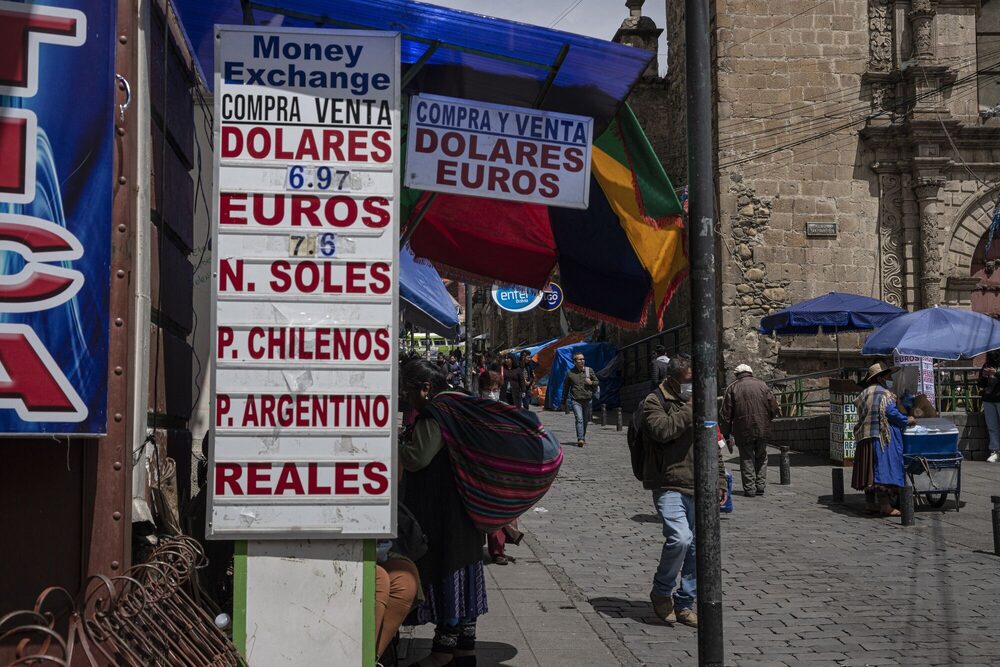Los cambistas y las casas de cambio bolivianos también se ven afectados por la escasez de dólares Los cambistas y las casas de cambio bolivianos también se ven afectados por la escasez de dólares