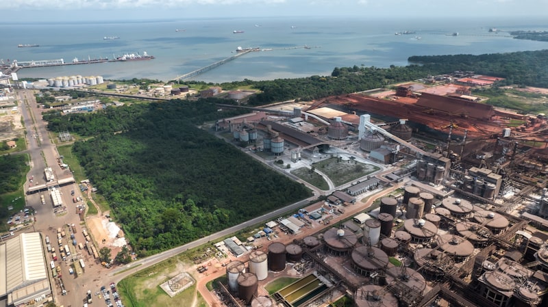 Refinaria da Norsk Hydro Alunorte em Barcarena, perto de Belém, no estado do Pará: empresa é acusada na Justiça de causar a poluição do rio com materiais tóxicos, levando doenças a milhares de pessoas (Jonne Roriz/Bloomberg) Refinaria da Norsk Hydro Alunorte em Barcarena, perto de Belém, no estado do Pará: empresa é acusada na Justiça de causar a poluição do rio com materiais tóxicos, levando doenças a milhares de pessoas (Jonne Roriz/Bloomberg)