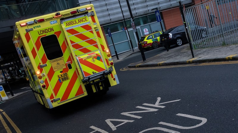 Una ambulancia pasa mensajes de apoyo para el NHS en la carretera en el Royal London Hospital, en Londres. Fotógrafo: Chris J. Ratcliffe/Bloomberg Una ambulancia pasa mensajes de apoyo para el NHS en la carretera en el Royal London Hospital, en Londres. Fotógrafo: Chris J. Ratcliffe/Bloomberg