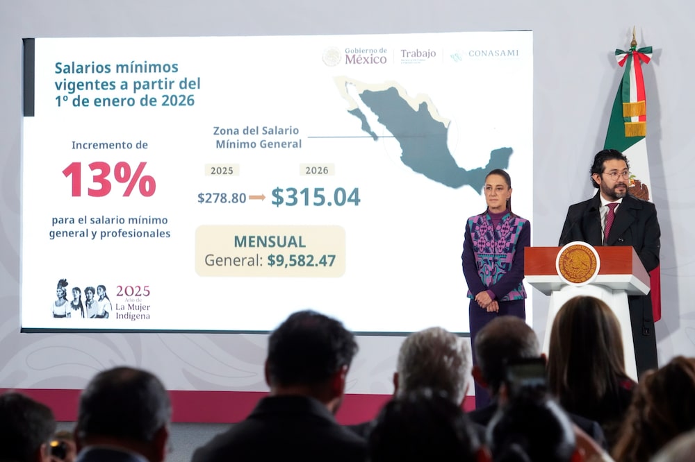 Claudia Sheinbaum, presidenta de México, acompañada de Marath Bolaños, secretario del Trabajo, durante la conferencia matutina para presnetar el aumento del salario mínimo para 2026. Claudia Sheinbaum, presidenta de México, acompañada de Marath Bolaños, secretario del Trabajo, durante la conferencia matutina para presnetar el aumento del salario mínimo para 2026.