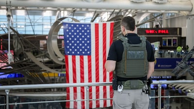 Governo Trump estuda usar cães robóticos e tecnologia de choque contra imigrantes Governo Trump estuda usar cães robóticos e tecnologia de choque contra imigrantes
