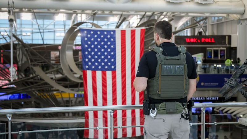 Governo Trump estuda usar cães robóticos e tecnologia de choque contra imigrantes Governo Trump estuda usar cães robóticos e tecnologia de choque contra imigrantes