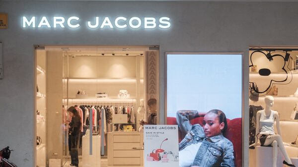 LVMH negocia venda da Marc Jacobs por US$ 1 bilhão, segundo jornal LVMH negocia venda da Marc Jacobs por US$ 1 bilhão, segundo jornal