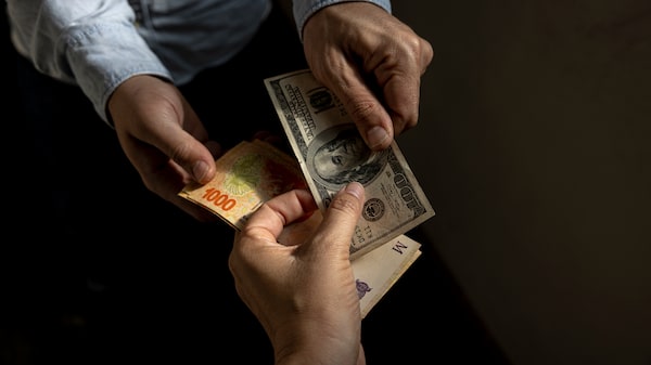 Por qué los argentinos siguen obsesionados con el dólar pese a su nueva estabilidad Por qué los argentinos siguen obsesionados con el dólar pese a su nueva estabilidad