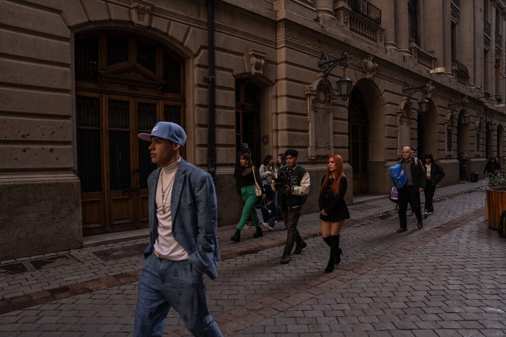 Transeúntes en Santiago de Chile, el 27 de julio de 2023. Fotógrafa: Tamara Merino/Bloomberg Transeúntes en Santiago de Chile, el 27 de julio de 2023. Fotógrafa: Tamara Merino/Bloomberg