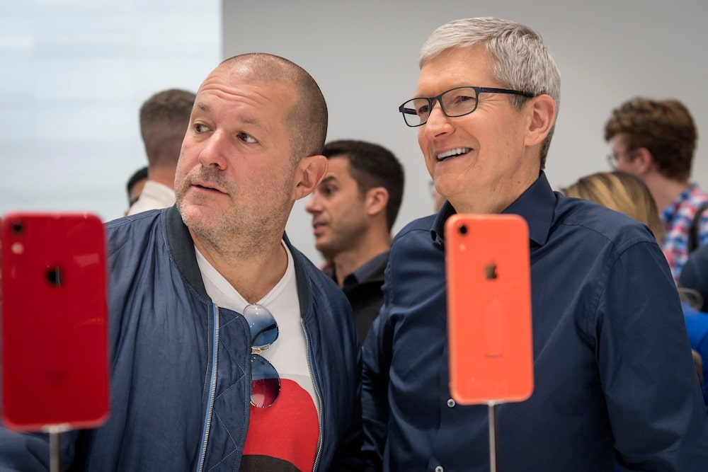 Tim Cook, director ejecutivo de Apple Inc., a la derecha, y Jony Ive, director de diseño de Apple Inc., observan el nuevo iPhone XR de Apple Inc. durante un evento de Apple Inc. en el Teatro Steve Jobs en Cupertino, California. Tim Cook, director ejecutivo de Apple Inc., a la derecha, y Jony Ive, director de diseño de Apple Inc., observan el nuevo iPhone XR de Apple Inc. durante un evento de Apple Inc. en el Teatro Steve Jobs en Cupertino, California.