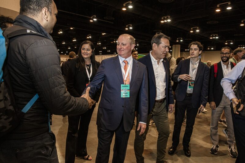 Greg Abel, presidente e diretor executivo da Berkshire Hathaway Energy cumprimenta acionistas e investidores Greg Abel, presidente e diretor executivo da Berkshire Hathaway Energy cumprimenta acionistas e investidores