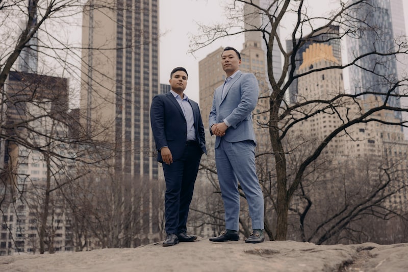 Felipe Sinisterra, a la izquierda, y Dave Wang en el Central Park de Nueva York en marzo.
Fotógrafo: José A. Alvarado Jr./Bloomberg Felipe Sinisterra, a la izquierda, y Dave Wang en el Central Park de Nueva York en marzo.
Fotógrafo: José A. Alvarado Jr./Bloomberg