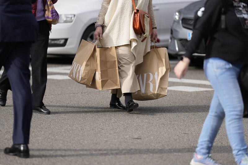 A varejista informou que a receita, excluindo as oscilações cambiais, cresceu 9% nas cinco semanas até 9 de dezembro, em comparação com 14% um ano antes (Foto: Clara Hernanz Lizarraga) A varejista informou que a receita, excluindo as oscilações cambiais, cresceu 9% nas cinco semanas até 9 de dezembro, em comparação com 14% um ano antes (Foto: Clara Hernanz Lizarraga)